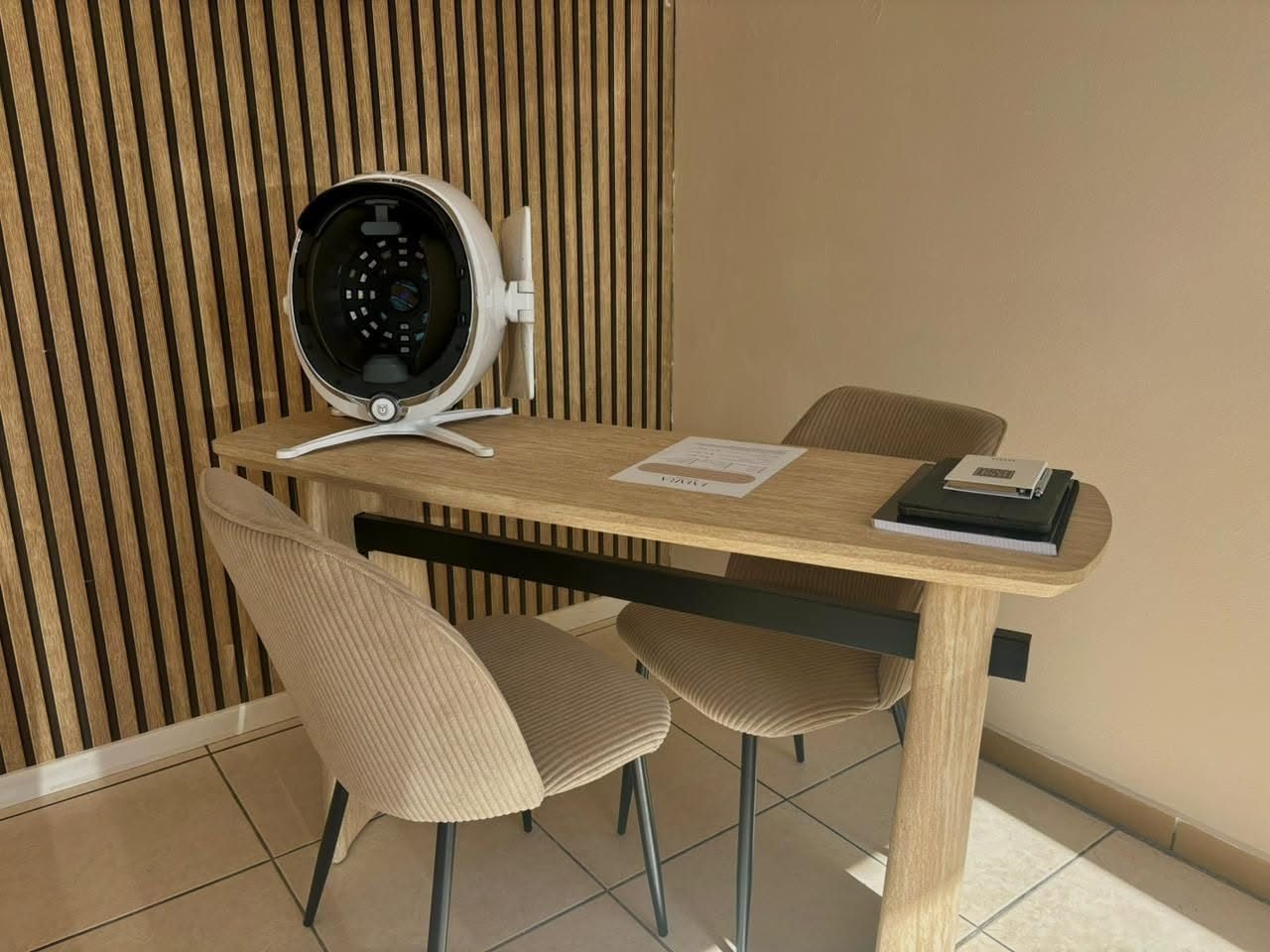 L'appareil d'analyse de peau 3D posé sur le bureau du cabinet Emara